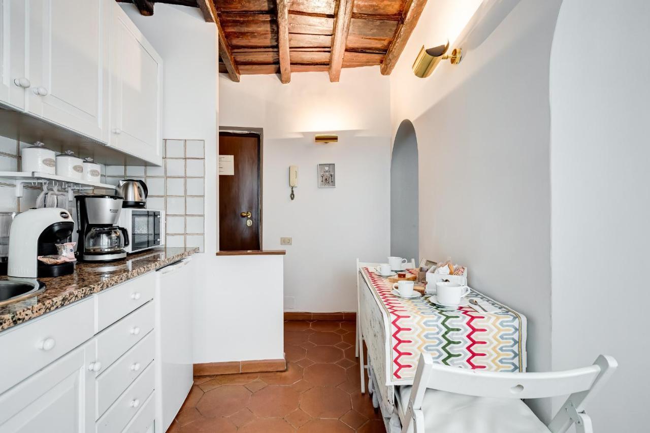 Apartment White Coronari Rom